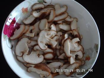 鲜香菇炒油菜的做法图解2
