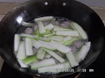 肉丸子丝瓜汤的做法步骤3