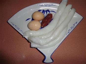 腊肠鸡蛋炒猪肠粉的做法步骤1