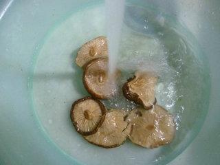 香菇莴笋炒肉片的做法图解4