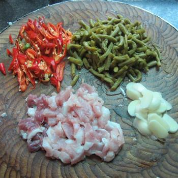 蒜片红椒咸豆角炒肉的做法步骤2