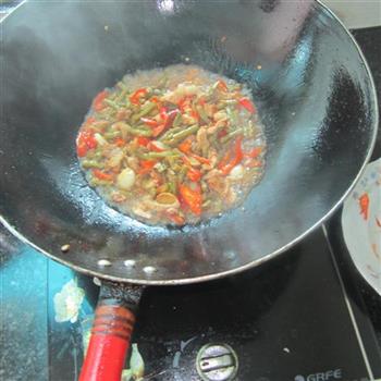 蒜片红椒咸豆角炒肉的做法步骤8