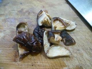 香菇炒西兰花的做法步骤4