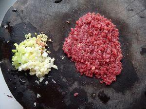 豆芽牛肉炒米线的做法步骤3