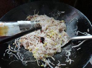 豆芽牛肉炒米线的做法步骤7