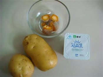 咸蛋黄焗土豆球的做法步骤1