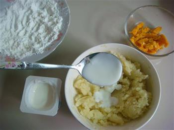 咸蛋黄焗土豆球的做法步骤2