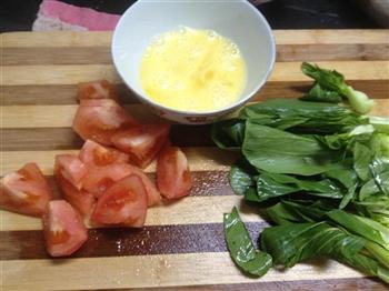 西红柿青菜鸡汤面的做法步骤2