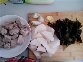 白萝卜海带排骨汤的做法图解1