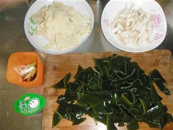 豆皮海带汤的做法步骤1