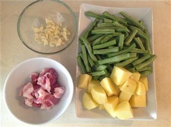豆角土豆炖肉的做法图解2