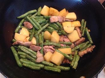 豆角土豆炖肉的做法步骤7