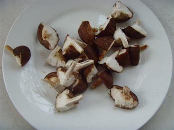 香菇毛豆油面筋的做法图解1