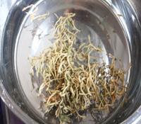 金银花红枣茶的做法步骤1