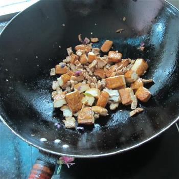 酱香豆腐炒肉的做法步骤6