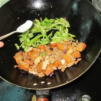 酱香豆腐炒肉的做法步骤7