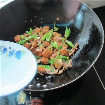 酱香豆腐炒肉的做法步骤9