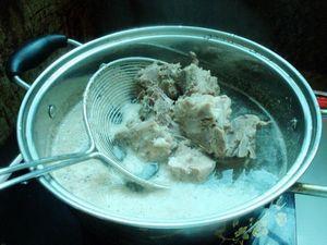百合莲藕骨头汤的做法步骤2