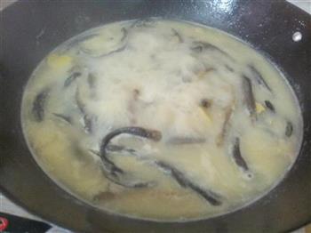 蛋皮泥鳅汤的做法图解7