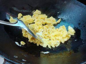 鸡蛋炒南瓜花的做法步骤6