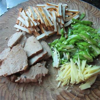 姜丝卤肉豆腐丝的做法步骤2