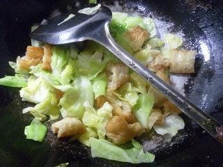油条炒包心菜的做法步骤10