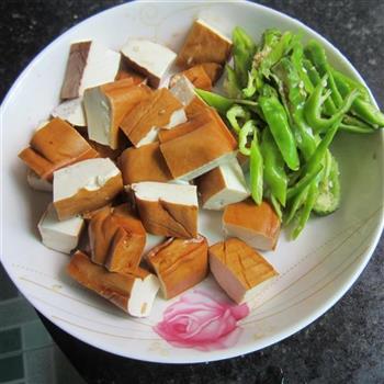 青椒酱香豆腐的做法步骤1