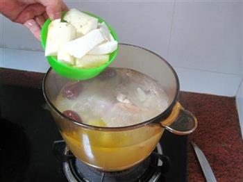 百合煲淮山鸡汤的做法步骤8