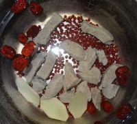 红豆莲藕牛肉汤的做法步骤3