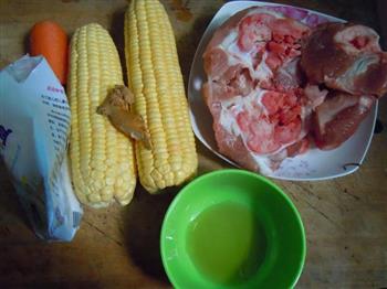 玉米大骨头汤的做法图解1