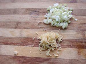 酸腌菜炒豆渣的做法步骤3