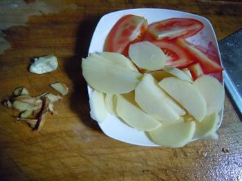 土豆西红柿炖牛腩的做法图解2