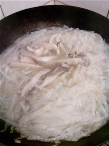 白萝卜丝蘑菇丸子汤的做法步骤4