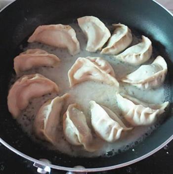 猪肉韭菜煎饺的做法步骤9