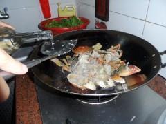 姜葱炒肉蟹的做法步骤6