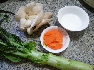 平菇炒莴笋的做法步骤1