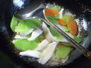 平菇炒莴笋的做法步骤9
