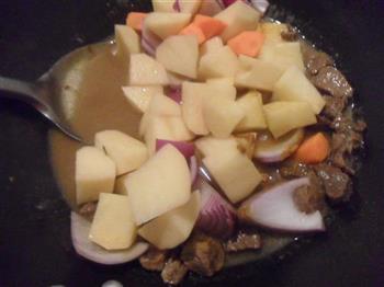 咖喱牛肉焖土豆的做法步骤3