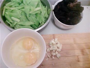 鸡蛋炒莴笋的做法步骤1