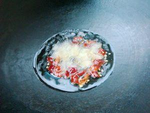 酸腌菜炒珊瑚菌的做法步骤4