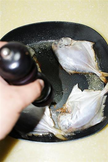 黑胡椒煎鲳鱼的做法步骤5