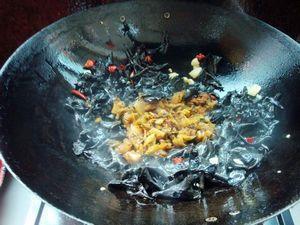 酸腌菜炒黑喇叭菌的做法步骤6