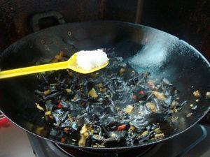 酸腌菜炒黑喇叭菌的做法步骤7