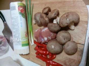 香菇肉丝面的做法步骤1