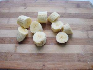 芝麻香蕉奶昔的做法步骤2