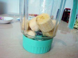 芝麻香蕉奶昔的做法步骤3