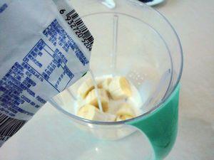 芝麻香蕉奶昔的做法步骤4