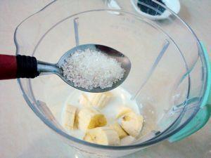 芝麻香蕉奶昔的做法步骤5