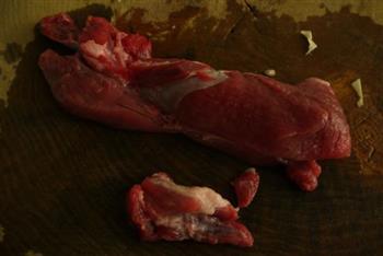 芹香野猪肉的做法步骤1