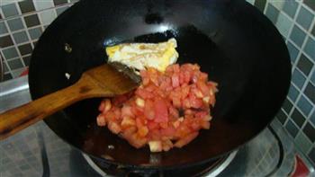 番茄鸡蛋蘑菇烧面条的做法步骤3